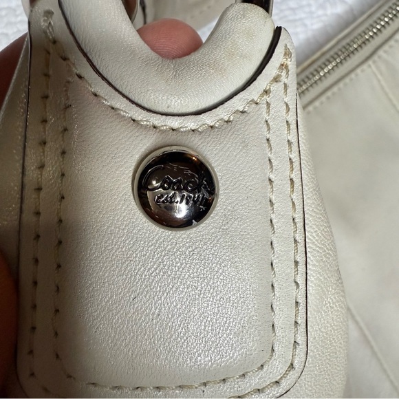 Coach Cream Leather Bag with Blue Lining - Picture 9 of 11